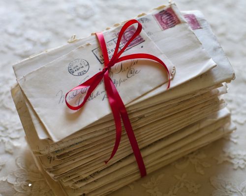 Régi, szalaggal átkötött levelek csomagja, amely a postai címzések sorrendjét és a bájtsorrend analógiáját szemlélteti.