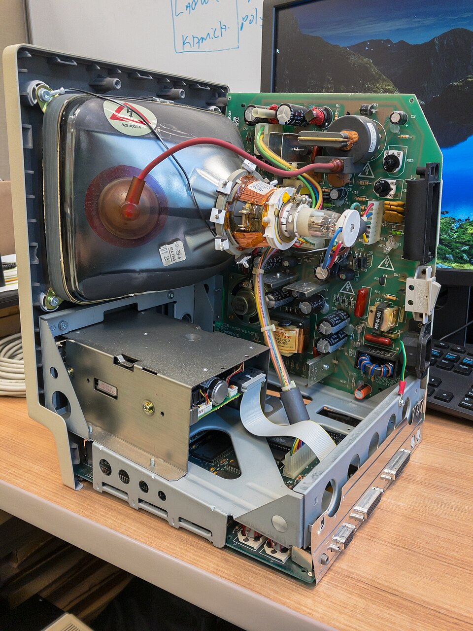 Egy Macintosh Plus belső képe, benne monokróm CRT kijelzővel és elektronikai alkatrészekkel